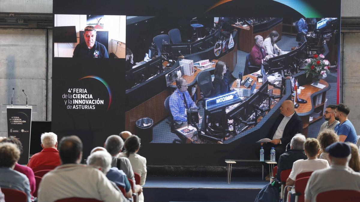 Arturo Fernández, en el recuadro superior izquierdo durante la mesa redonda en la feria de Ciencia e Innovación de Asturias en Avilés.