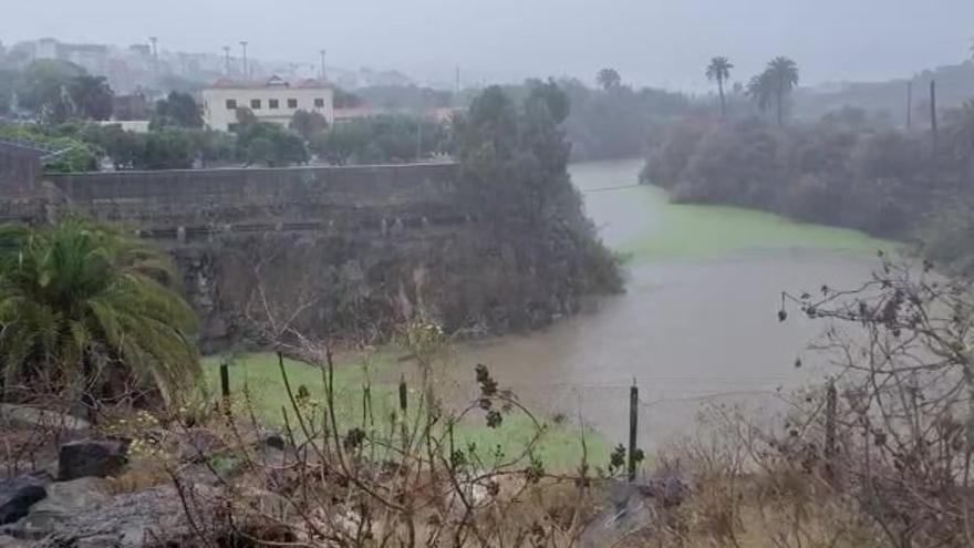 El barranco de Tamaraceite - San Lorenzo lleva agua por las lluvias de 'Hermine'