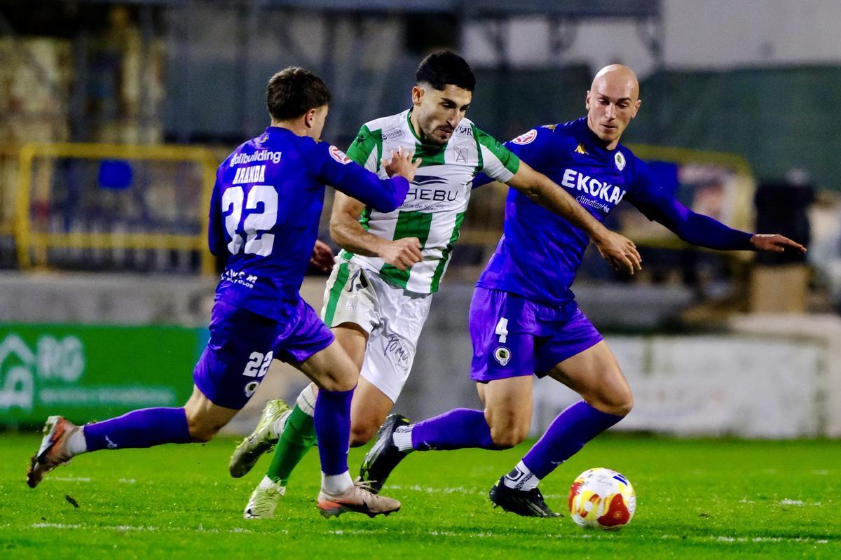 Rentero y Aranda trabajan juntos para robar la pelota durante el Atlético Sanluqueño-Hércules de la jornada 16.