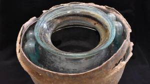 Urna de cristal donde se ha encontrado el vino más antiguo del mundo.