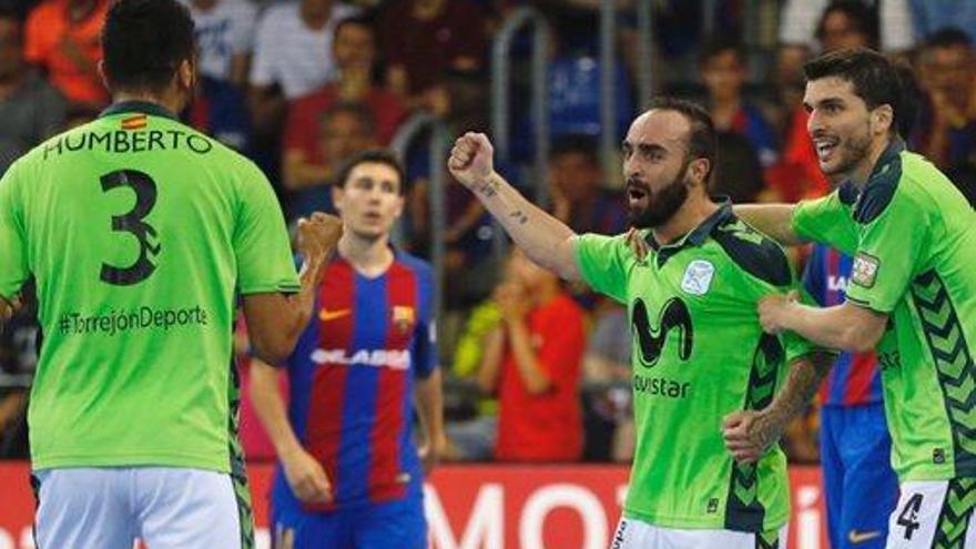 Ricardinho celebra un dels dos gols que va anotar ahir al Palau