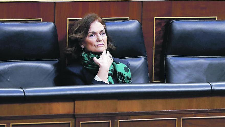 La vicepresidenta Carmen Calvo, ayer en el Congreso, en una sesión de control al Gobierno.
