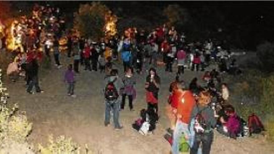 Participants a la caminada nocturna de Puig-reig  a l&#039;hora de sopar al turó de la Senyera, dissabte