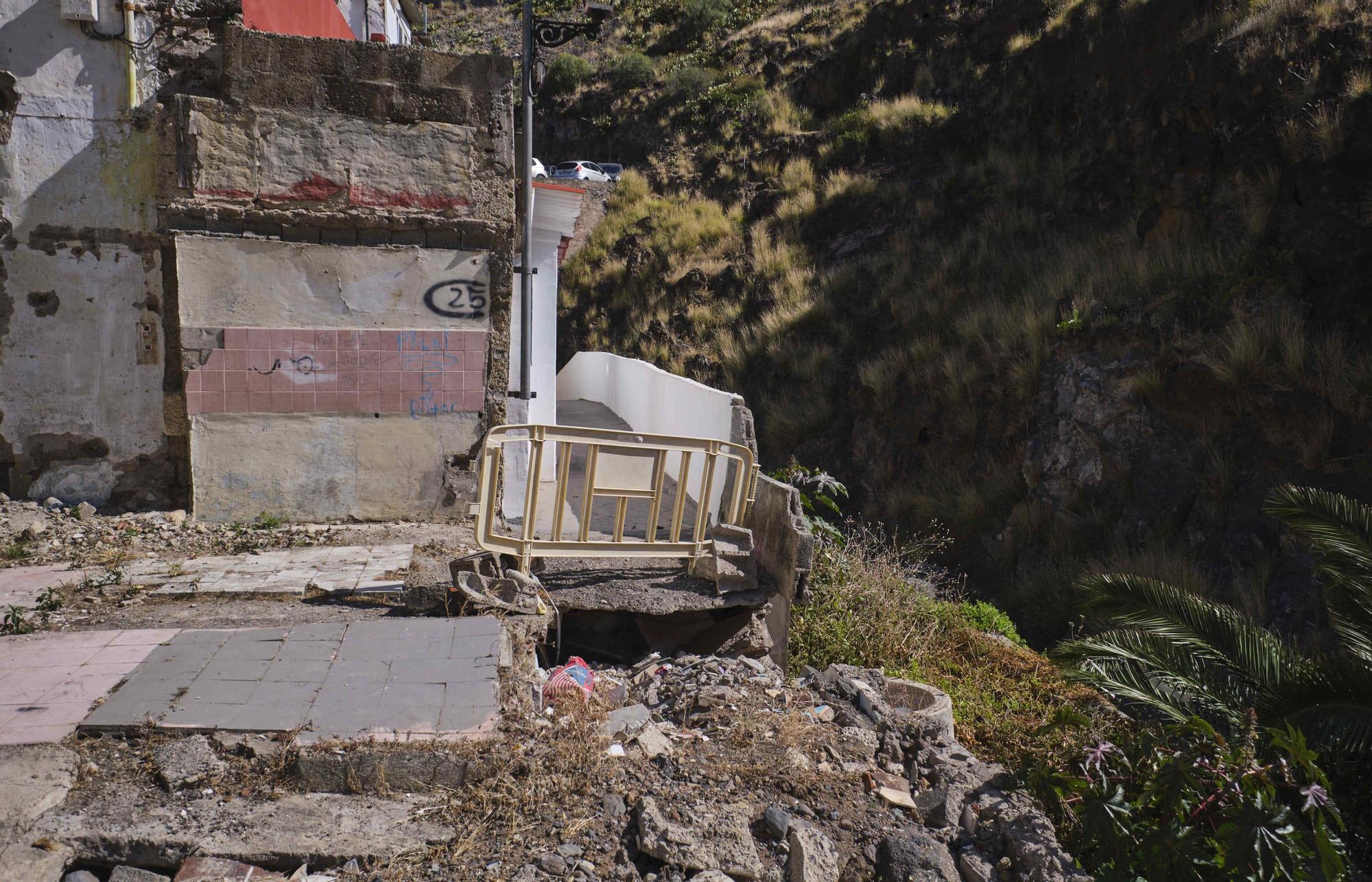 Estado de abandono del barranco que pasa por la trasera del barrio de Los Lavaderos