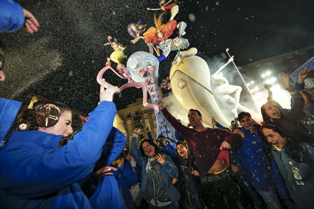 La comisión de l''Antiga de Campanar  celebra el primer premio de la sección Especial de las Fallas de Valencia, con el monumento titulado "Eterna seducció", una obra del artista Julio Monterrubio