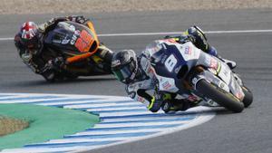 El británico Sam Lowes, al fondo, en e circuito Ángel Nieto de Jerez.