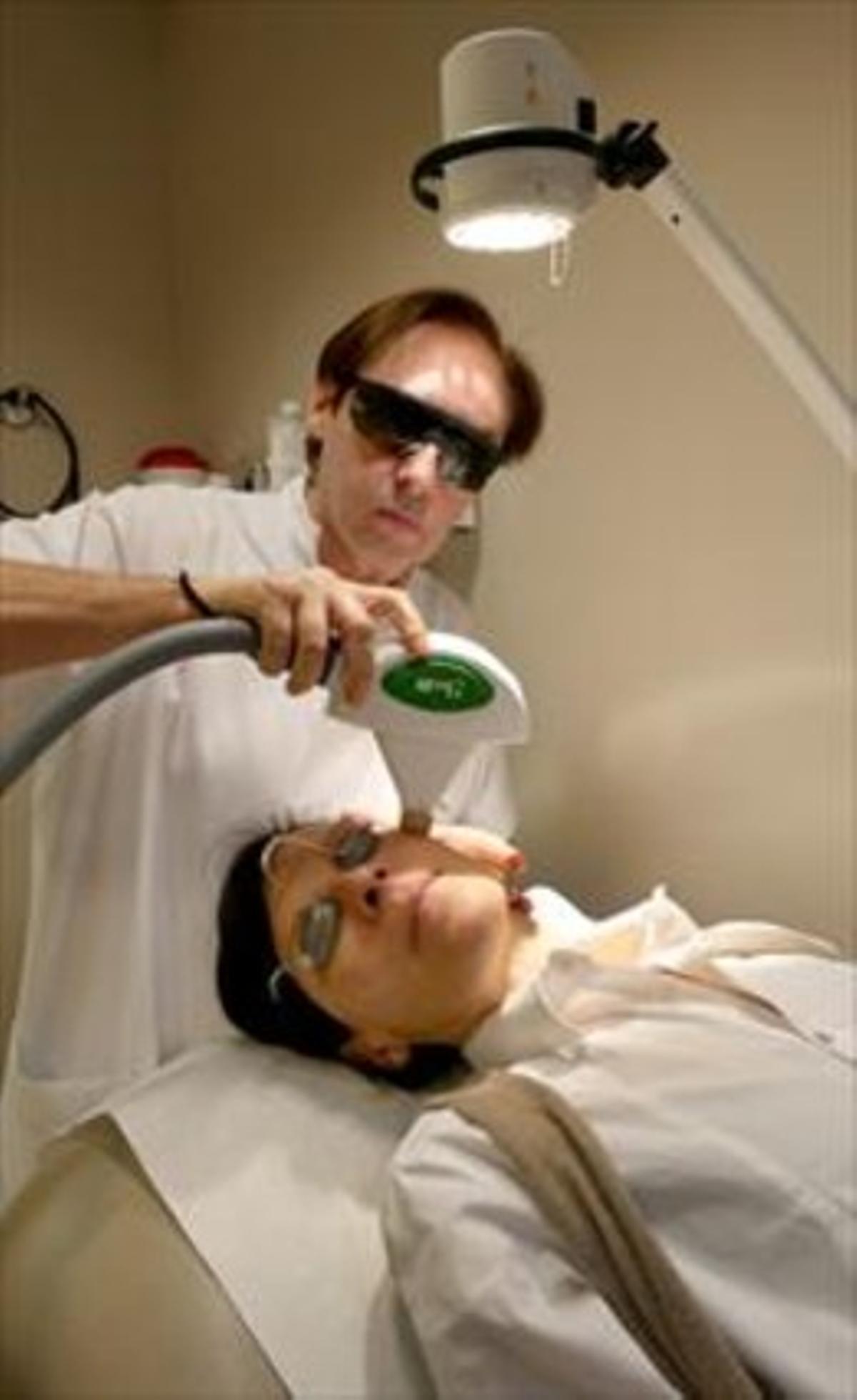 MILLORA.El dermatòleg José López practica un tractament amb làser a una pacient amb rosàcia, a la Teknon.