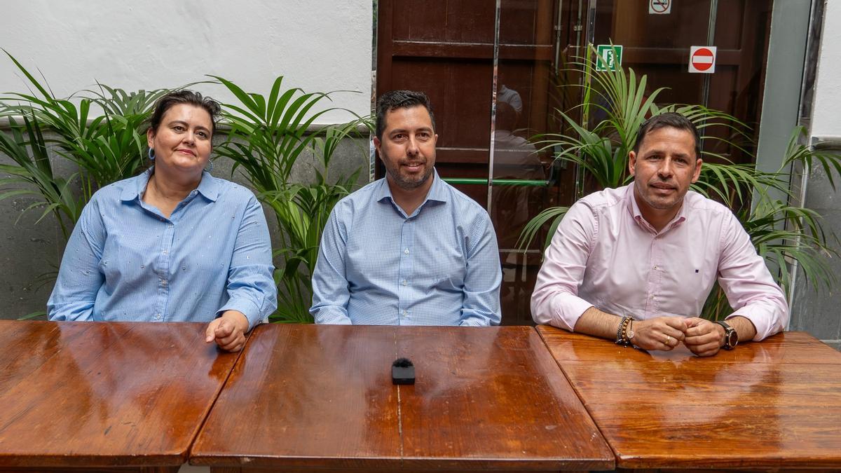 Por la izquierda, Celeste López (NC), Alejandro Ramos (PSOE) y Héctor Suárez (CC).