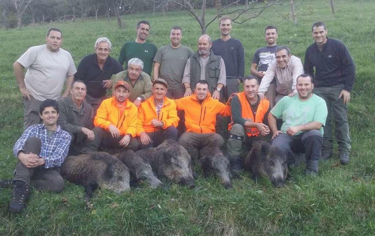 La cuadrilla de Barreras (Valdés) abatió un ejemplar de 142 kilos