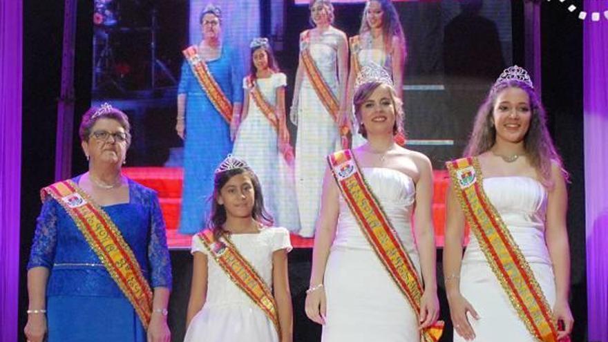 Pilar de la Horadada corona a sus cuatro reinas de las fiestas