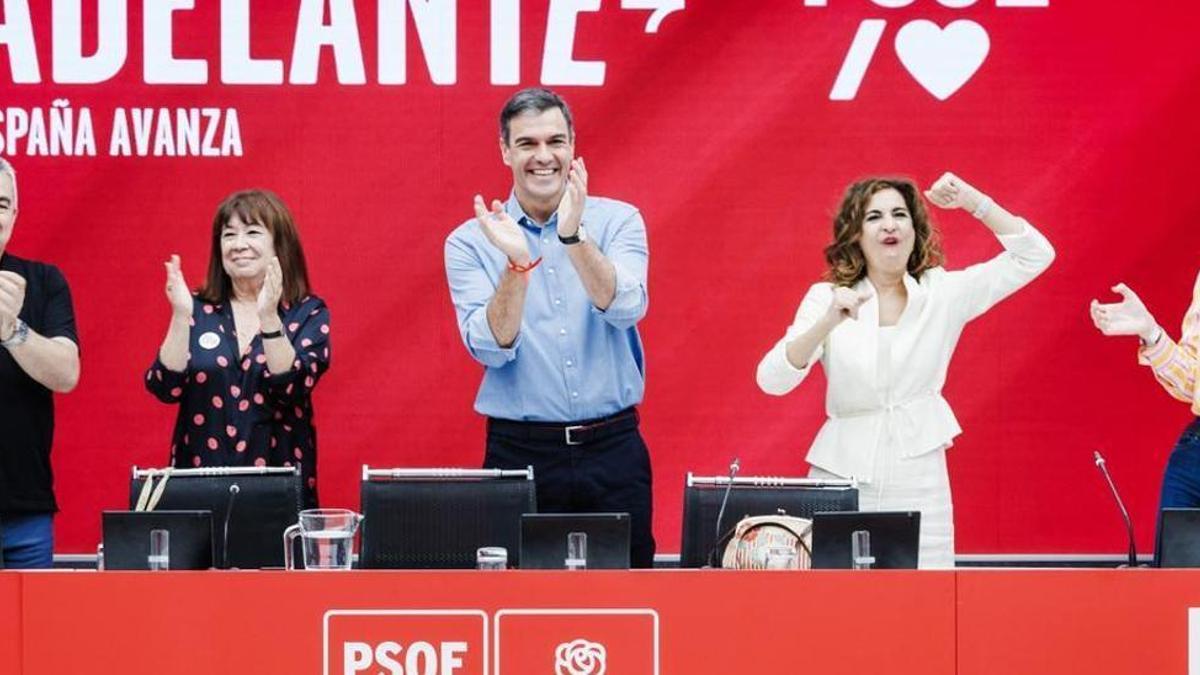 Pedro Sánchez, María Jesús Montero y otros dirigentes celebran los resultados del 23J en la reunión de la Ejecutiva Federal del PSOE de este lunes. CARLOS LUJÁN / EUROPA PRESS