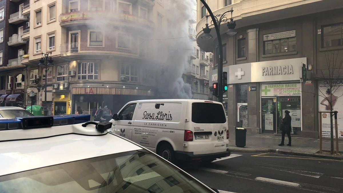 Incendio en una tienda de antigüedades de la calle Roger de Flor en el barrio de Velluters de València