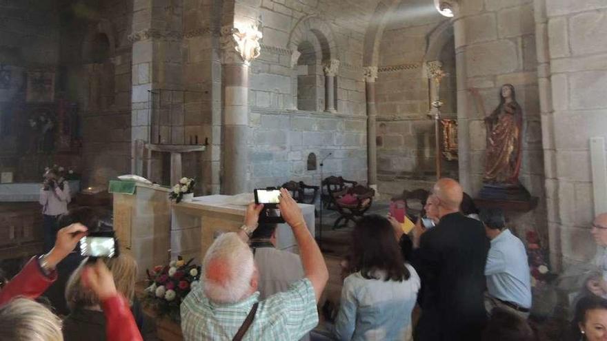 Visitantes en la iglesia de Santa Marta de Tera contemplando el rayo de luz equinoccial del pasado año.