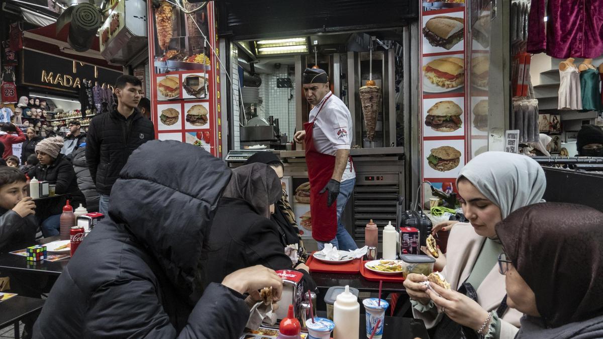 Puesto de comida en el bazar Tahtakale de Estambul.