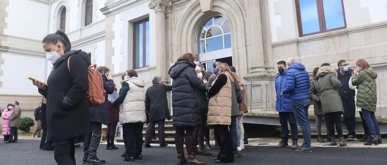 Empleados públicos en la entrada principal de la Xunta en San Caetano. | // XOÁN ÁLVAREZ