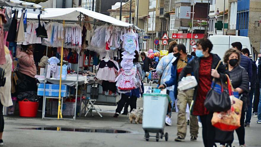 El mercadillo extraordinario de Jueves Santo en Bueu.   | // G.NÚÑEZ