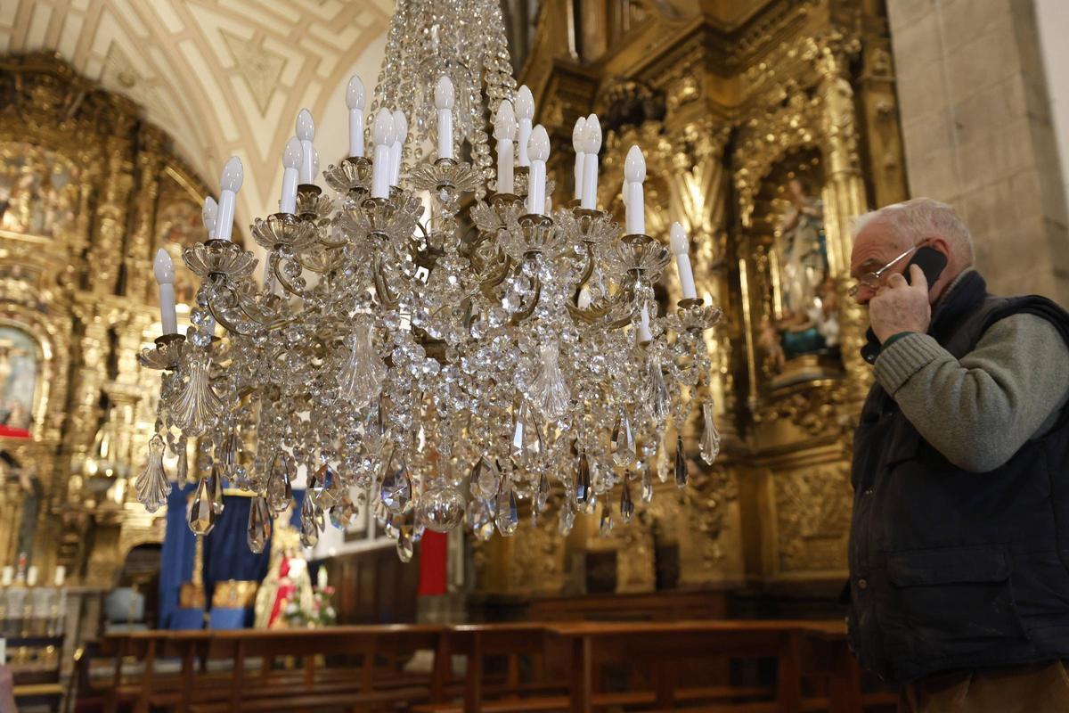 EN IMÁGENES: La iglesia de Luanco ya presume de su lámpara restaurada