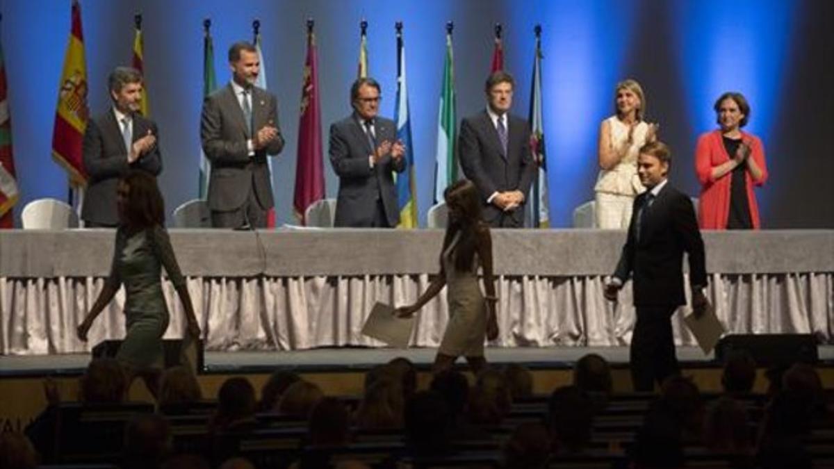 Carlos Lesmes, el Rey Felipe VI, Artur Mas, el ministro Rafael Català, la delegada del Gobierno  y la alcaldesa Ada Colau, ayer en el acto.