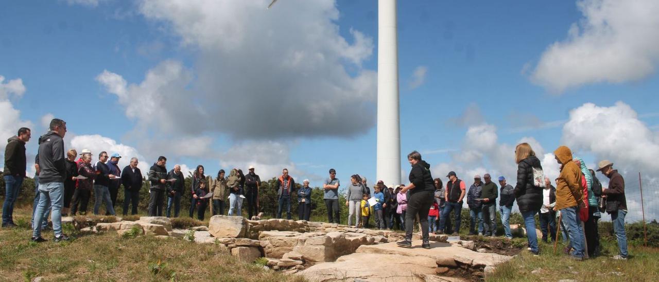 Os veciños de Bermés, na visita as ruinas da capela do Carrio. |  // D.G.A.