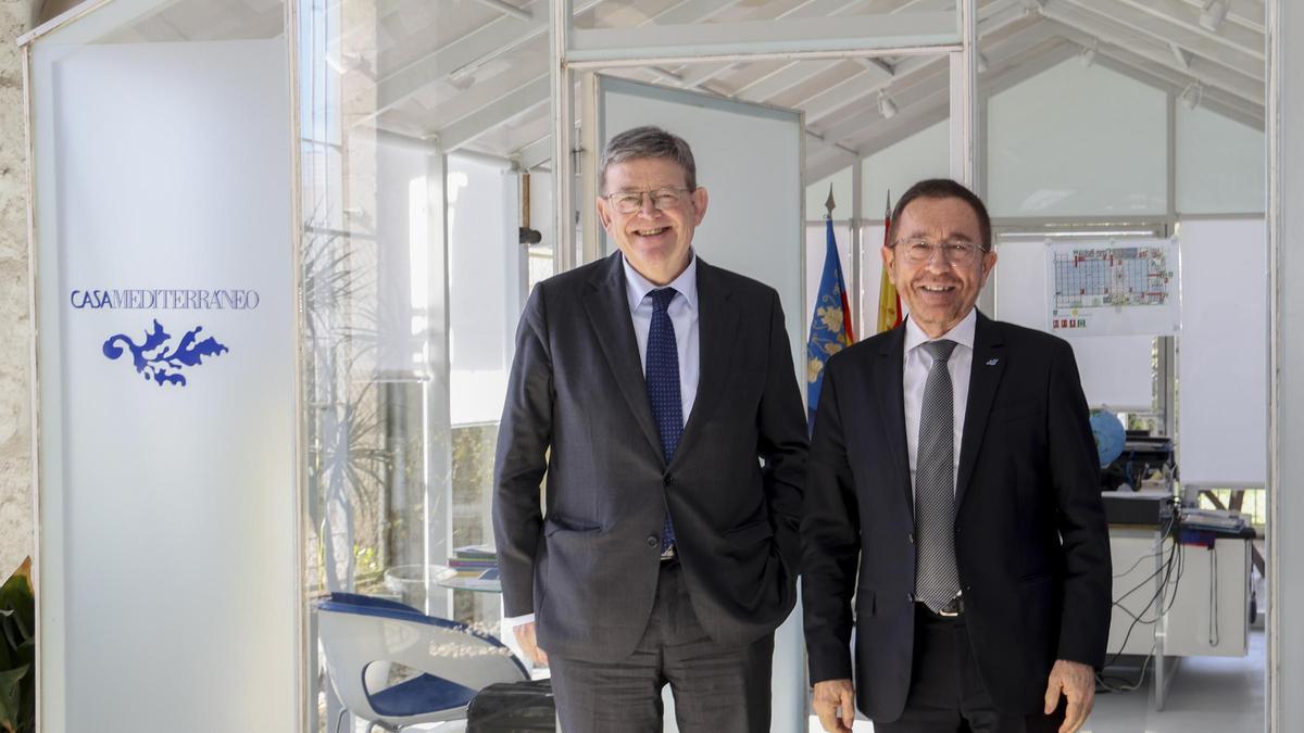 El expresidente de la Generalitat, Ximo Puig, y el director general de Casa Mediterráneo, Andrés Perelló, en un acto en Alicante.