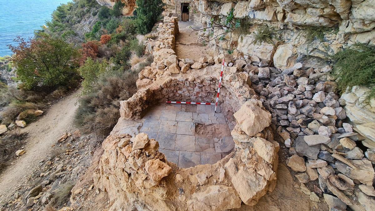 La Cova de les Morretes, en el inicio de la Ruta dels Penya-segats de Benitatxell