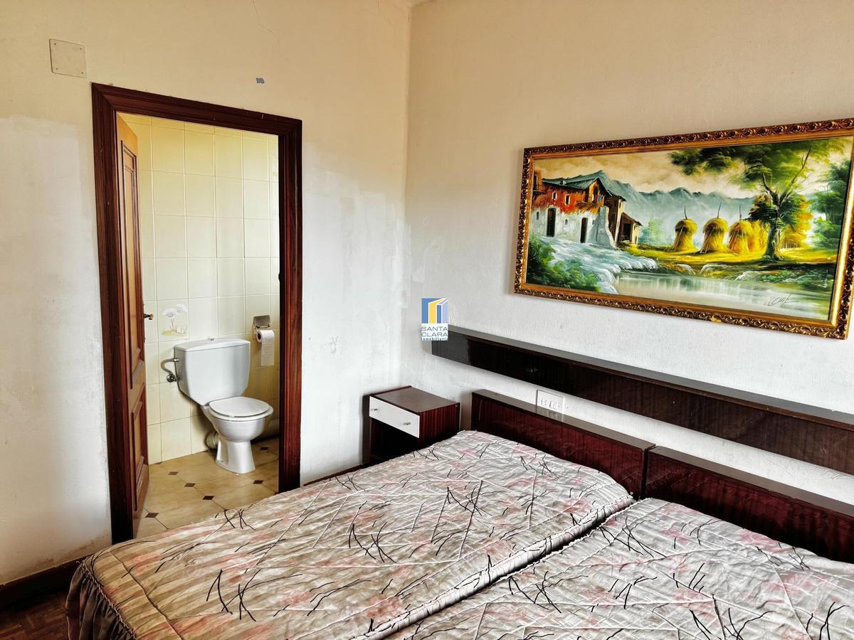 Uno de los dormitorios con baño en la vivienda.