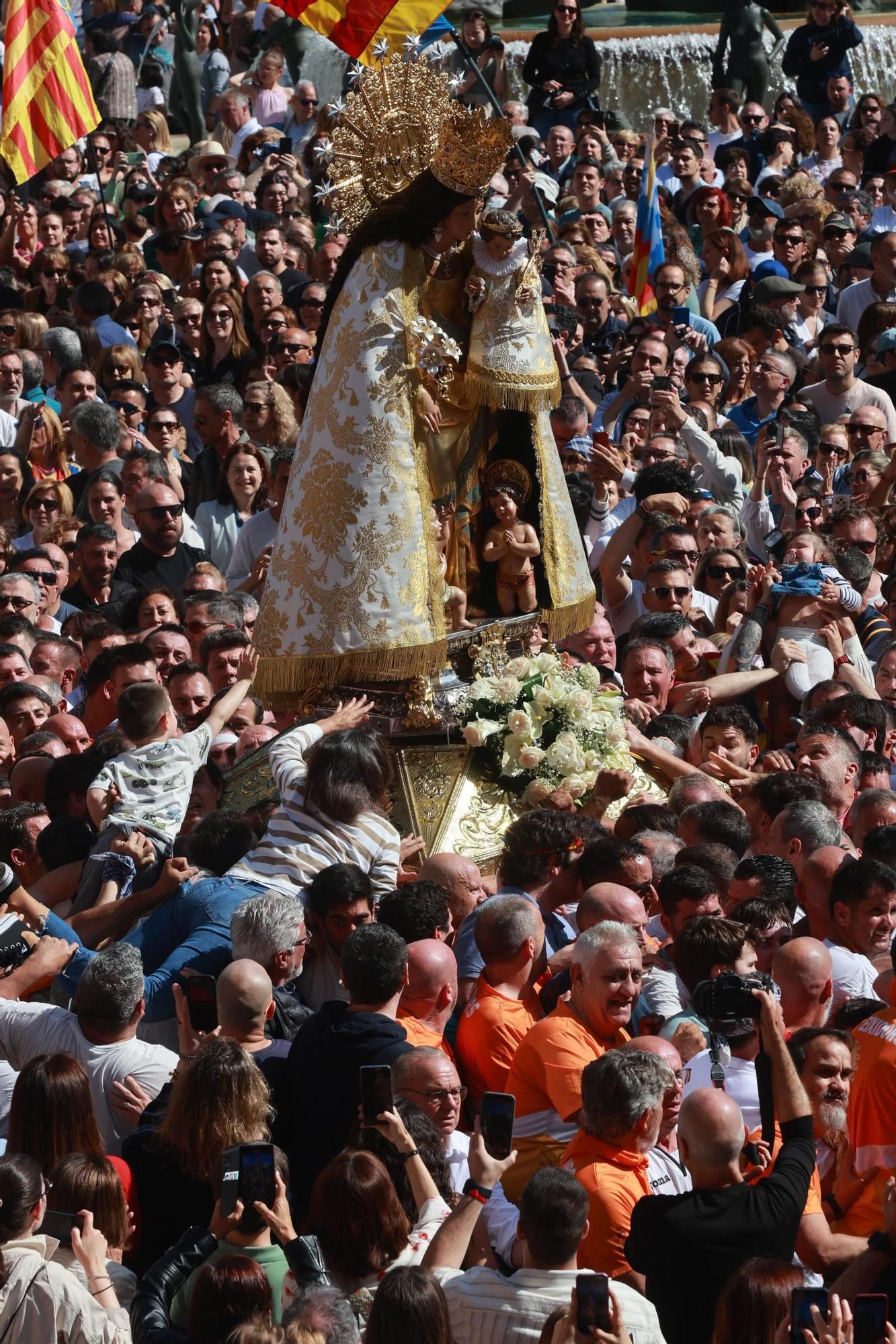 FOTOGALERÍA | Una multitud arropa a la Virgen de los Desamparados en su traslado a la Catedral