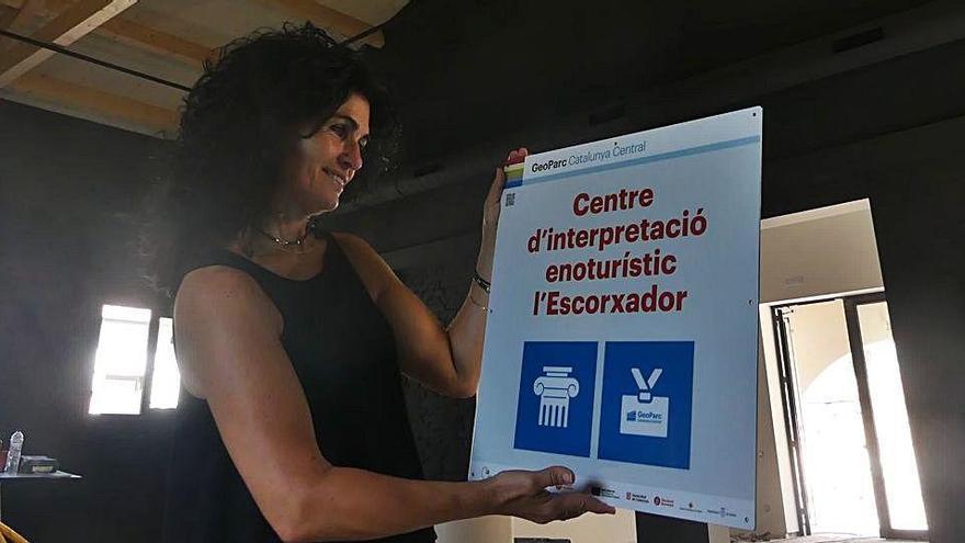 La regidora Anna Rubio a l&#039;interior del local del futur centre enoturístic, amb les obres a punt d&#039;enllestir-se