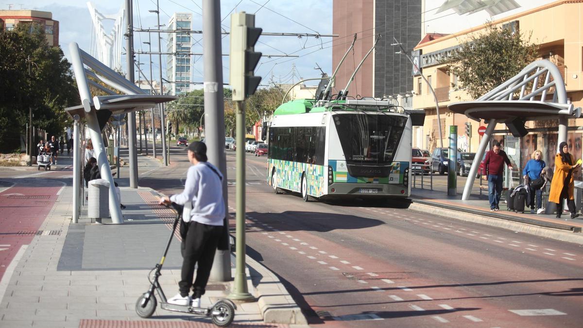 Un usuario de patinete eléctrico junto al TRAM de Castelló.