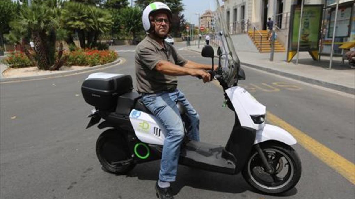 Sant Feliu del Llobregat. Un técnico prueba la moto eléctrica de Scutum.