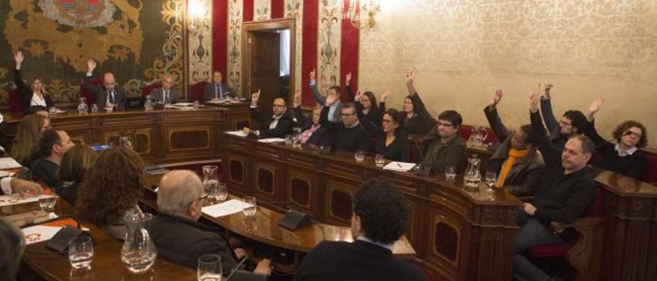 La bancada de la izquierda vota unida en un reciente pleno.