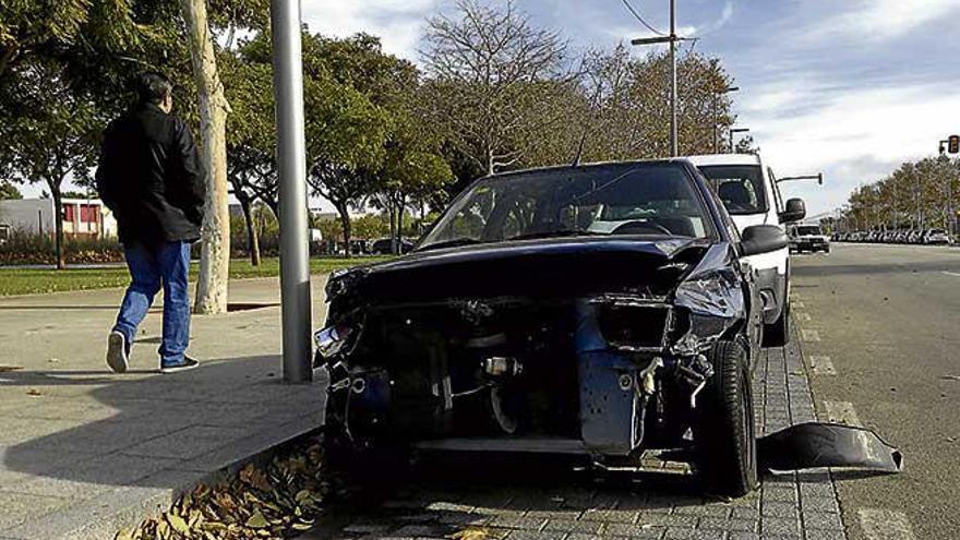 Este coche frente al colegio público Joan Miró lleva abandonado desde el verano.