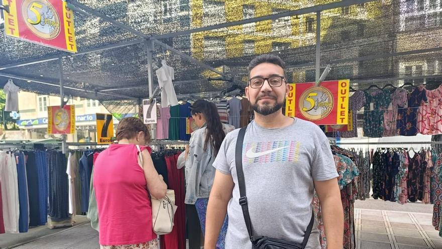 Vestidos y sandalias reinan en el mercado de la Pola