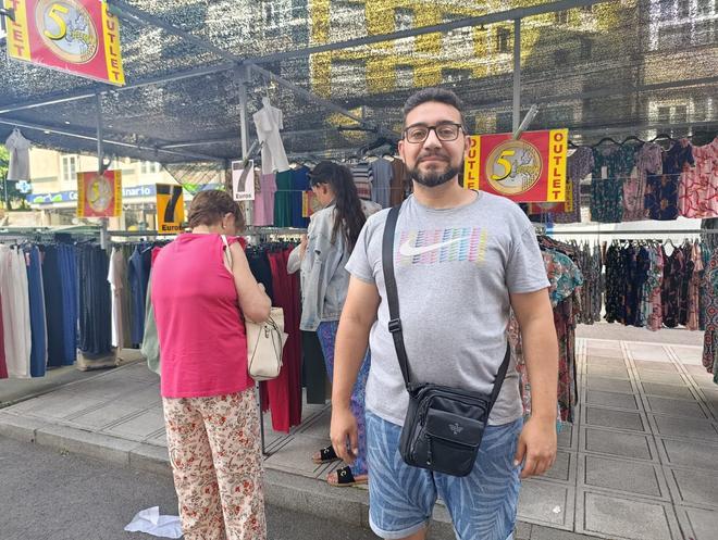 Vestidos y sandalias reinan en el mercado de la Pola