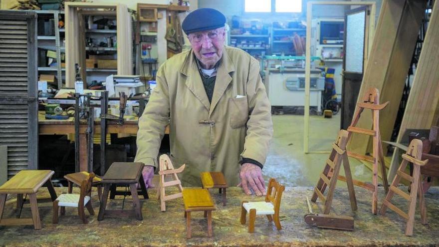 El centenario Mateu Ferrer, l’amo en Mateu Gallardó, con sus miniaturas de mobiliario mallorquín.
