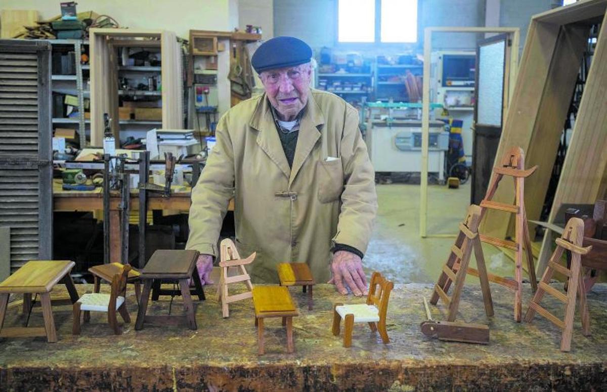El centenario Mateu Ferrer, l’amo en Mateu Gallardó, con sus miniaturas de mobiliario mallorquín.