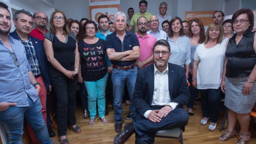 Miguel Sánchez, en primer plano, reunió ayer a los coordinadores y concejales electos de Ciudadanos en los municipios en la sede de Murcia.