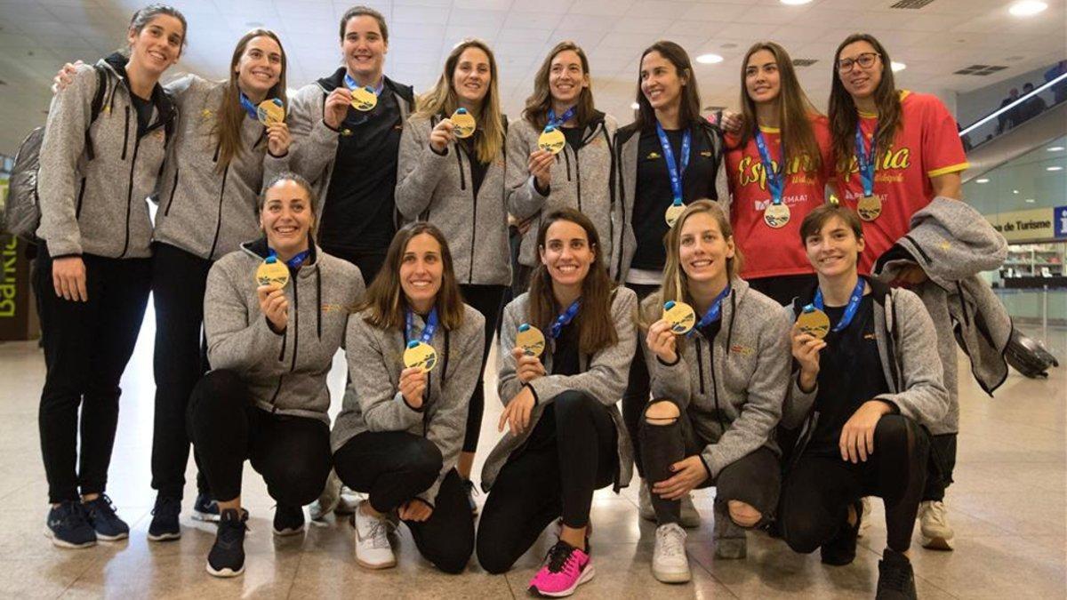 El equipo femenino de waterpolo, a su llegada a Barcelona