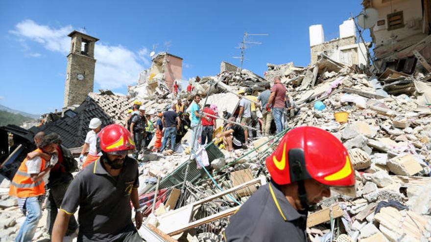 Los servicios de emergencia italianos trabajan en el rescate de los supervivientes del terremoto