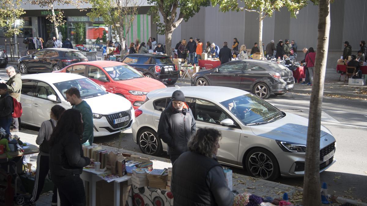 El mercat de segona mà es va celebrar dissabte al carrer Francesc Moragas