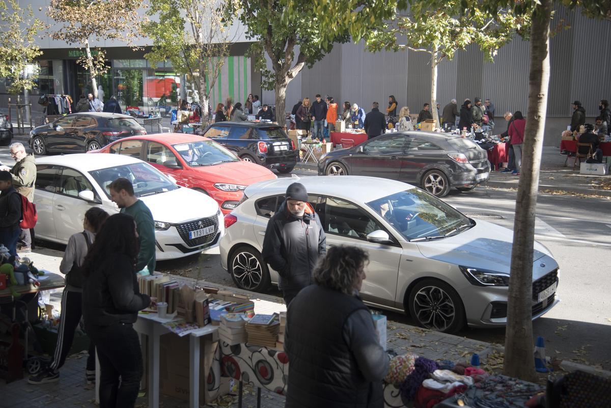 El mercat de segona mà es va celebrar dissabte al carrer Francesc Moragas