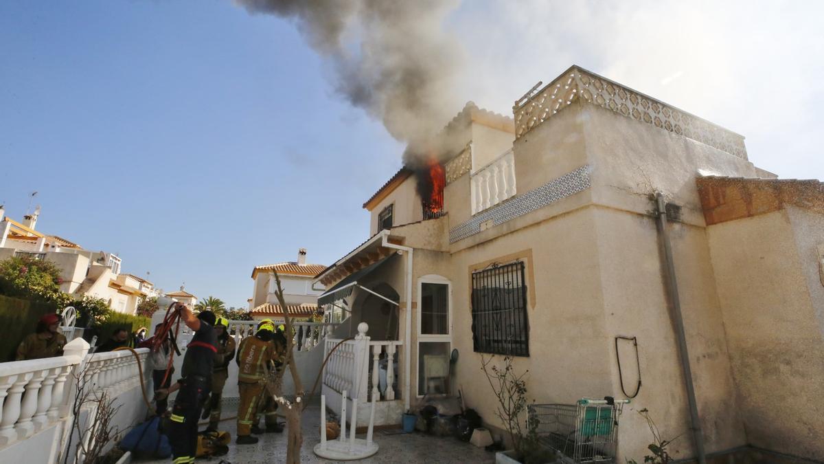 Los bomberos rescatan a un hombre atrapado con quemaduras en el ...
