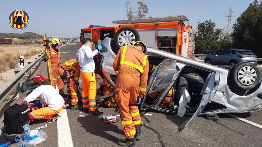 Dos heridos tras un aparatoso accidente en Sagunt