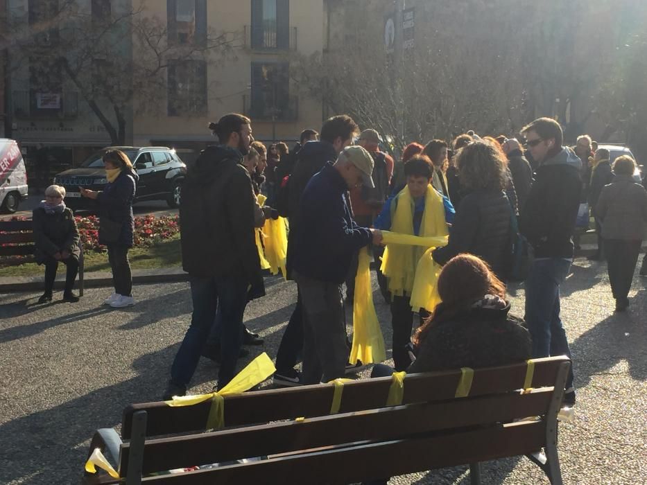 L'ANC reparteix cintes grogues a Plaça Catalunya