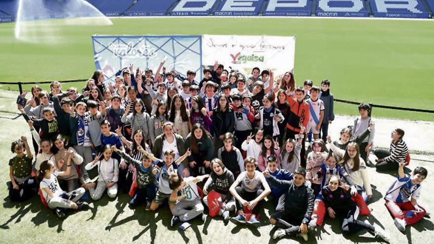 Los alumnos de sexto de Primaria del colegio Eusebio da Guarda posan junto a Malena y Peke, en su visita a Riazor el pasado abril.