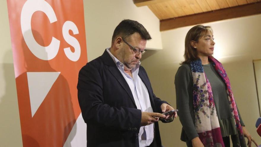 José Antonio Bartolomé junto a María Teresa Gago, de Ciudadanos Zamora.