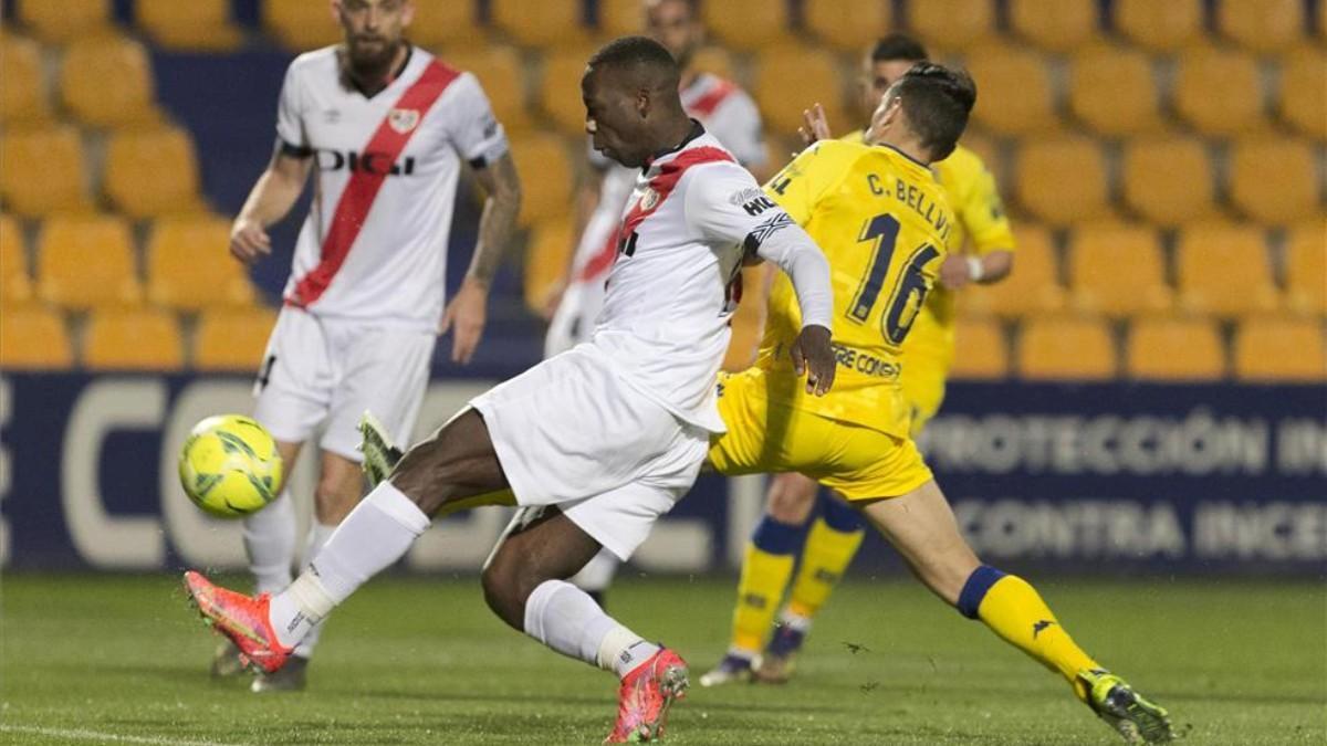 Luis Advíncula, durante un partido del Rayo Vallecano esta temporada.