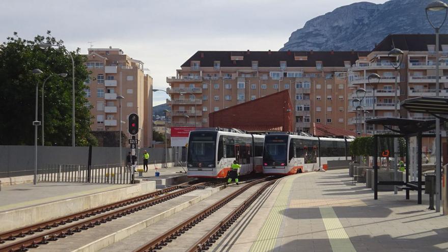 La estación del Tram de Dénia, con dos de los nuevos convoyes de la línea 9. | CARLOS LÓPEZ