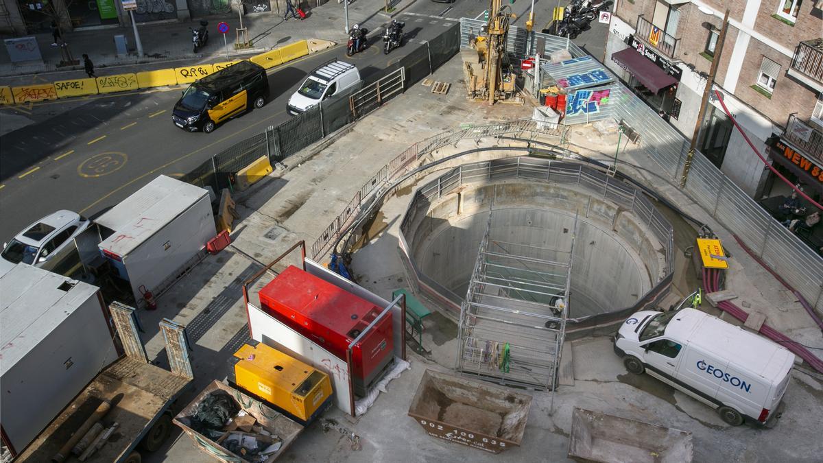 Construcción de la salida de emergencia del túnel del AVE en el cruce de las calles Independència y Mallorca.