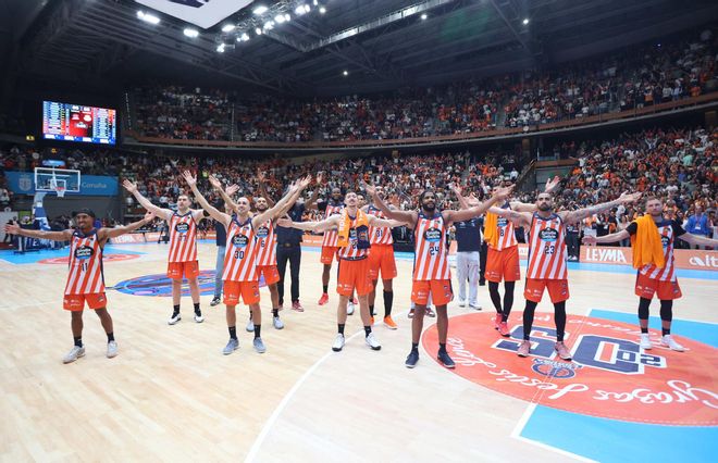 Así fue la celebración de los jugadores del Leyma Coruña en la pista
